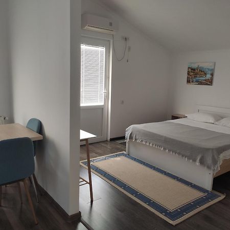 Family Нotel Banuri Koetaisi Buitenkant foto