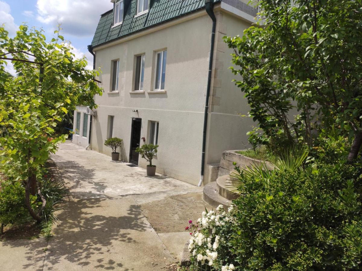 Family Нotel Banuri Koetaisi Buitenkant foto
