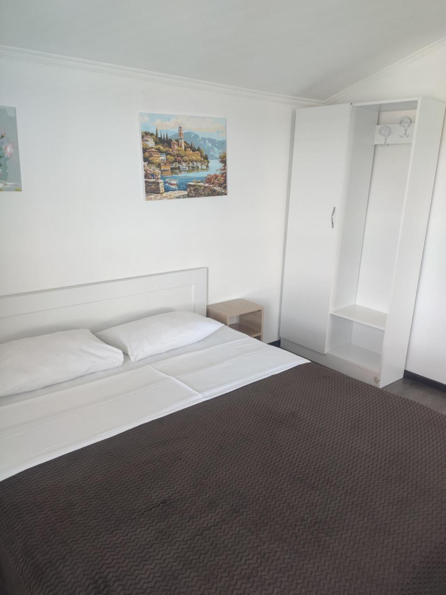 Family Нotel Banuri Koetaisi Buitenkant foto
