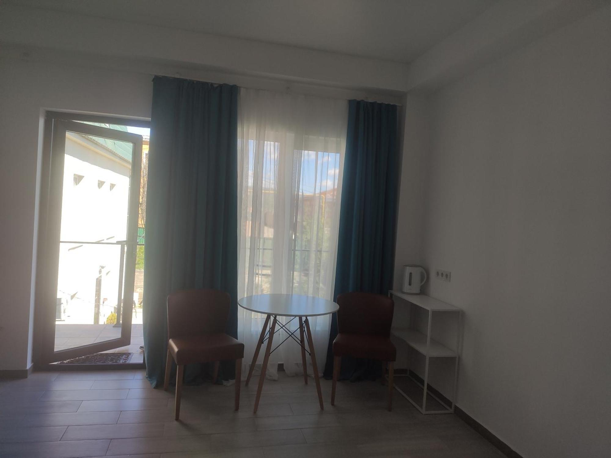 Family Нotel Banuri Koetaisi Buitenkant foto