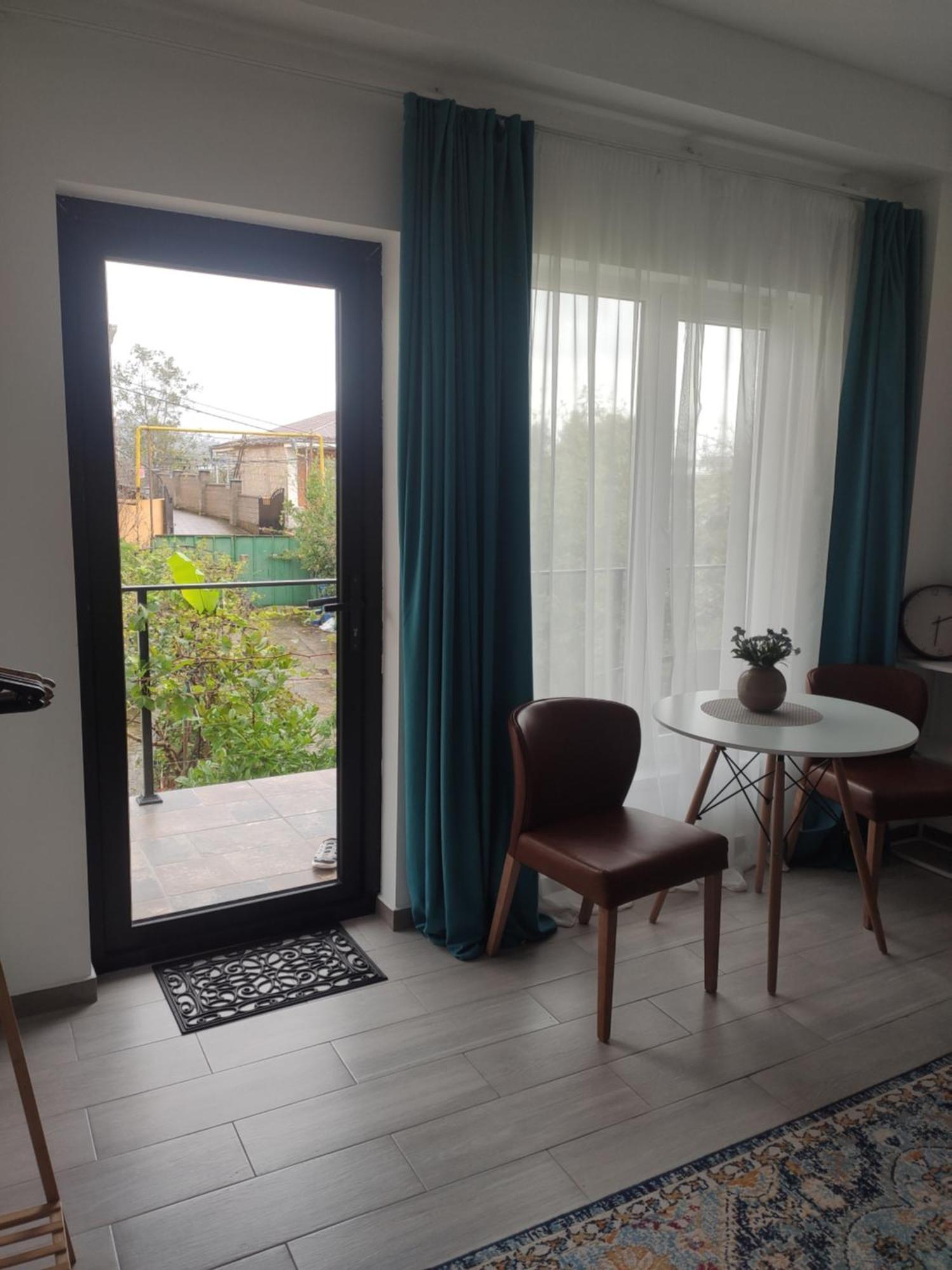 Family Нotel Banuri Koetaisi Buitenkant foto