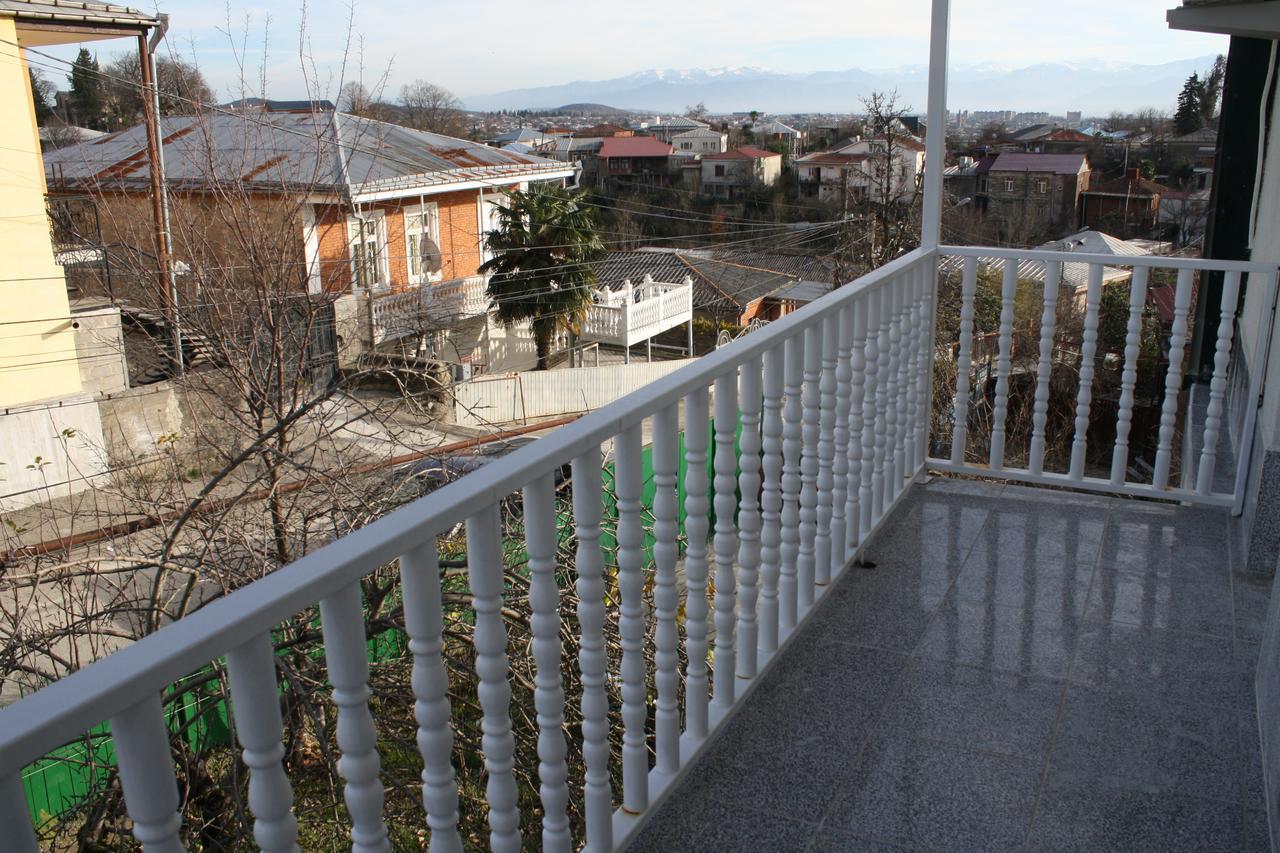 Family Нotel Banuri Koetaisi Buitenkant foto